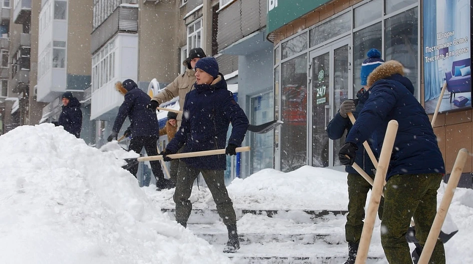 Волонтёры на уборке снега Алтай снег (1).jpg