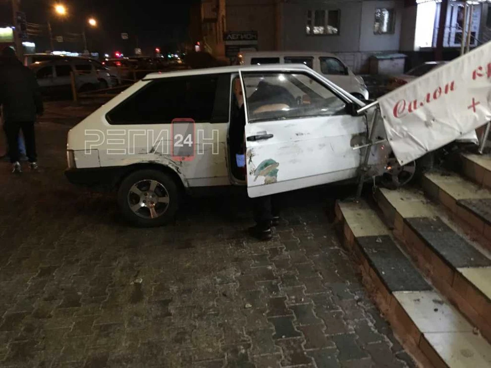 Влетел в салон красоты ДТП.jpg