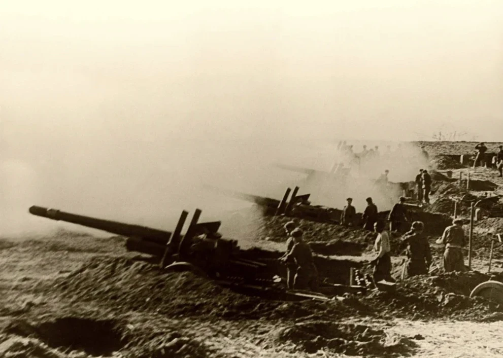 батарея ведет огонь.jpg
