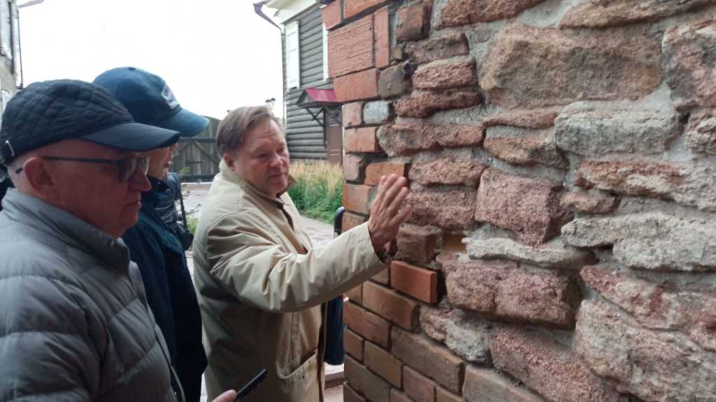 Тихонович и кирпичи.jpg