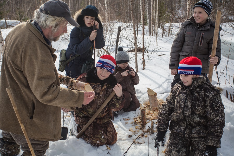 7.1. Природную экскурсию проводит научный сотрудник А. Хританков, 2017 год.jpg