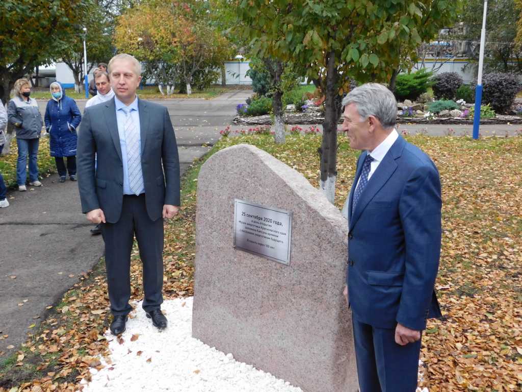 Николай Зуев (слева) и Александр Шлегель у камня с "капсулой времени". DSCN7905.JPG