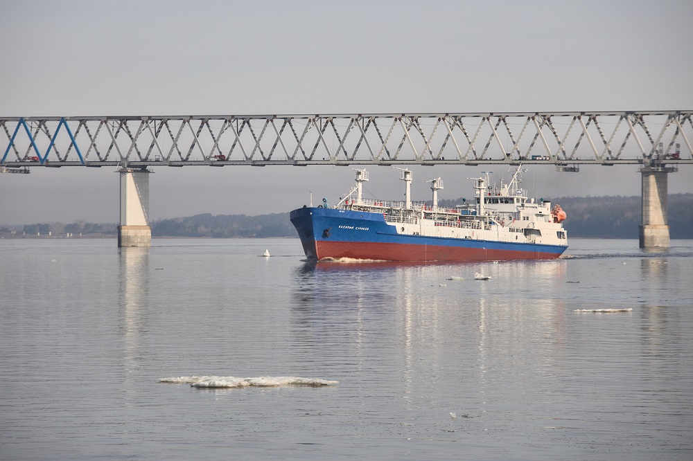 46_24-2(1)_Василий Суриков проходит под Высокогорским мостом.jpg